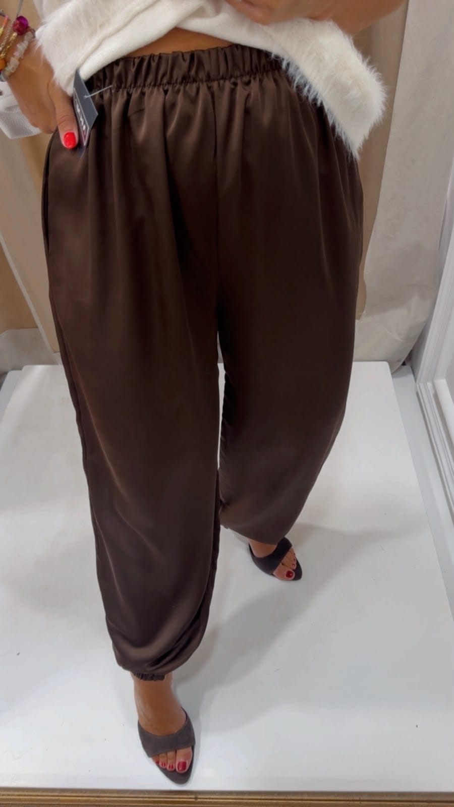 PANTALON CAMILA SATEN MARRON - Imagen 3