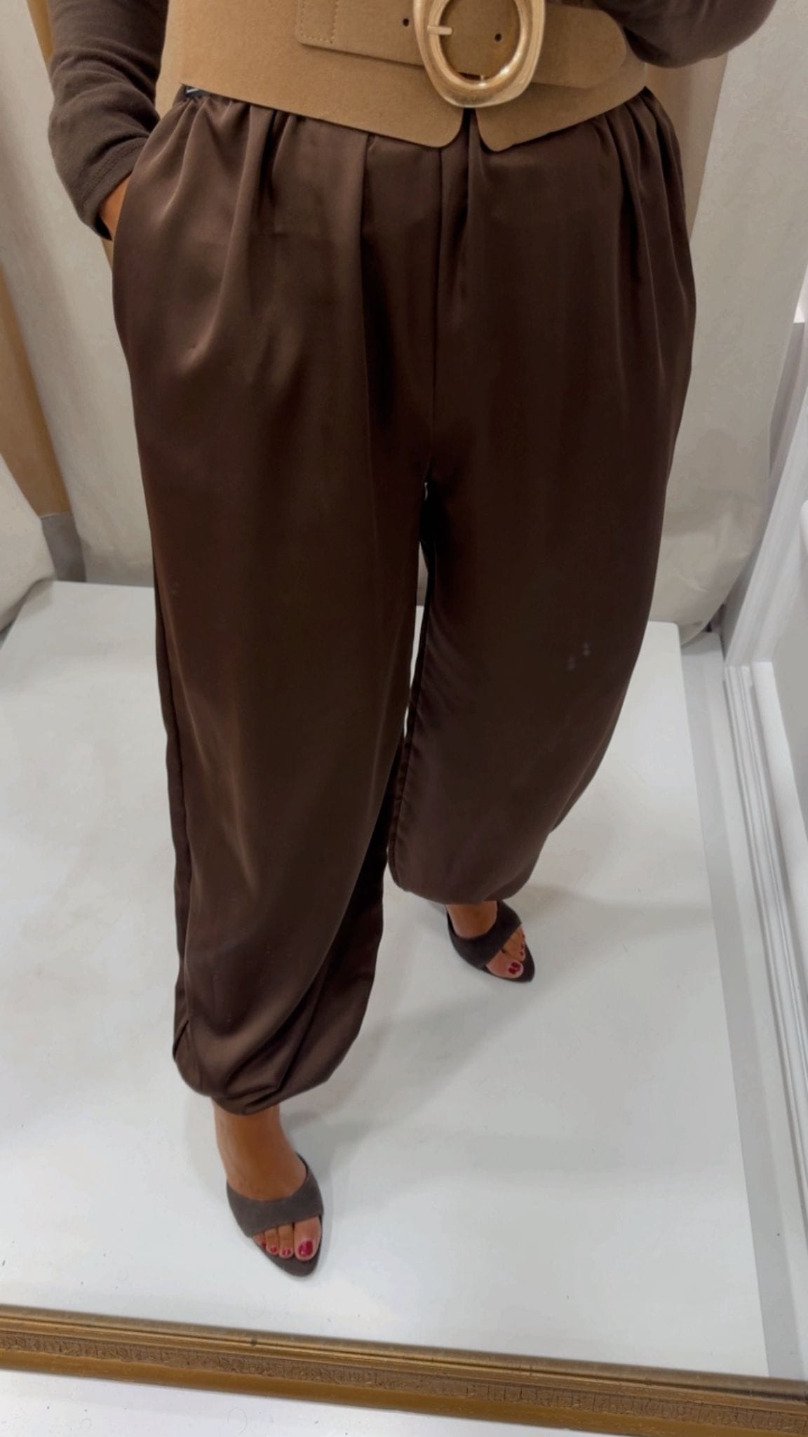PANTALON CAMILA SATEN MARRON - Imagen 5