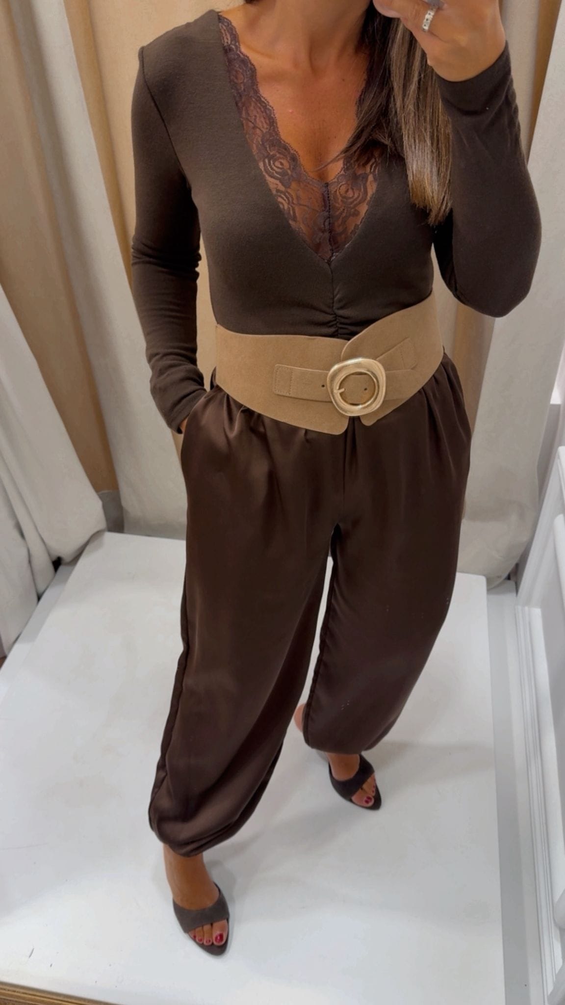 PANTALON CAMILA SATEN MARRON - Imagen 4